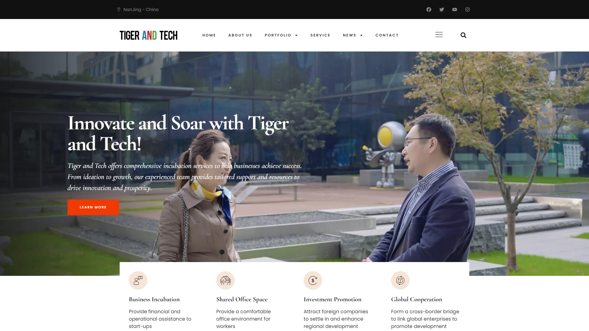 一个商业网站，外面站着一男一女，专注于品牌营销和 Google SEO。